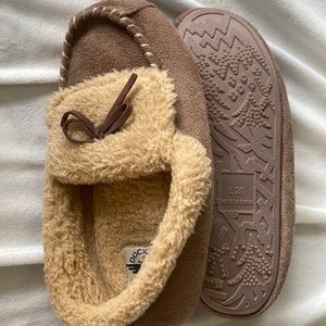 Boys size 2/3 slippers. Like new condition